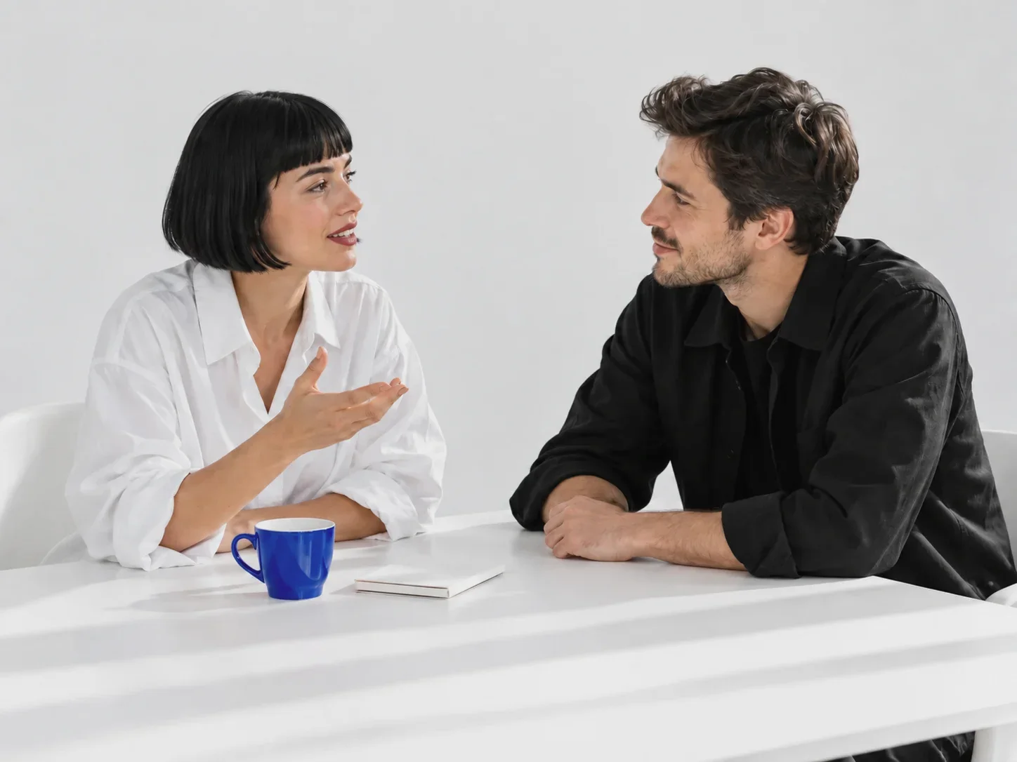 Zwei Personen besprechen ihre Ideen an einem Tisch
